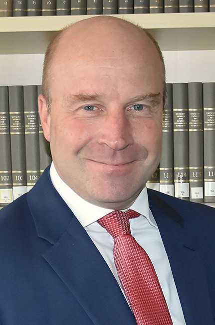 Foto des Autors von NVwZ-Editorial Heft 17/2026 Dr. Florian Becker