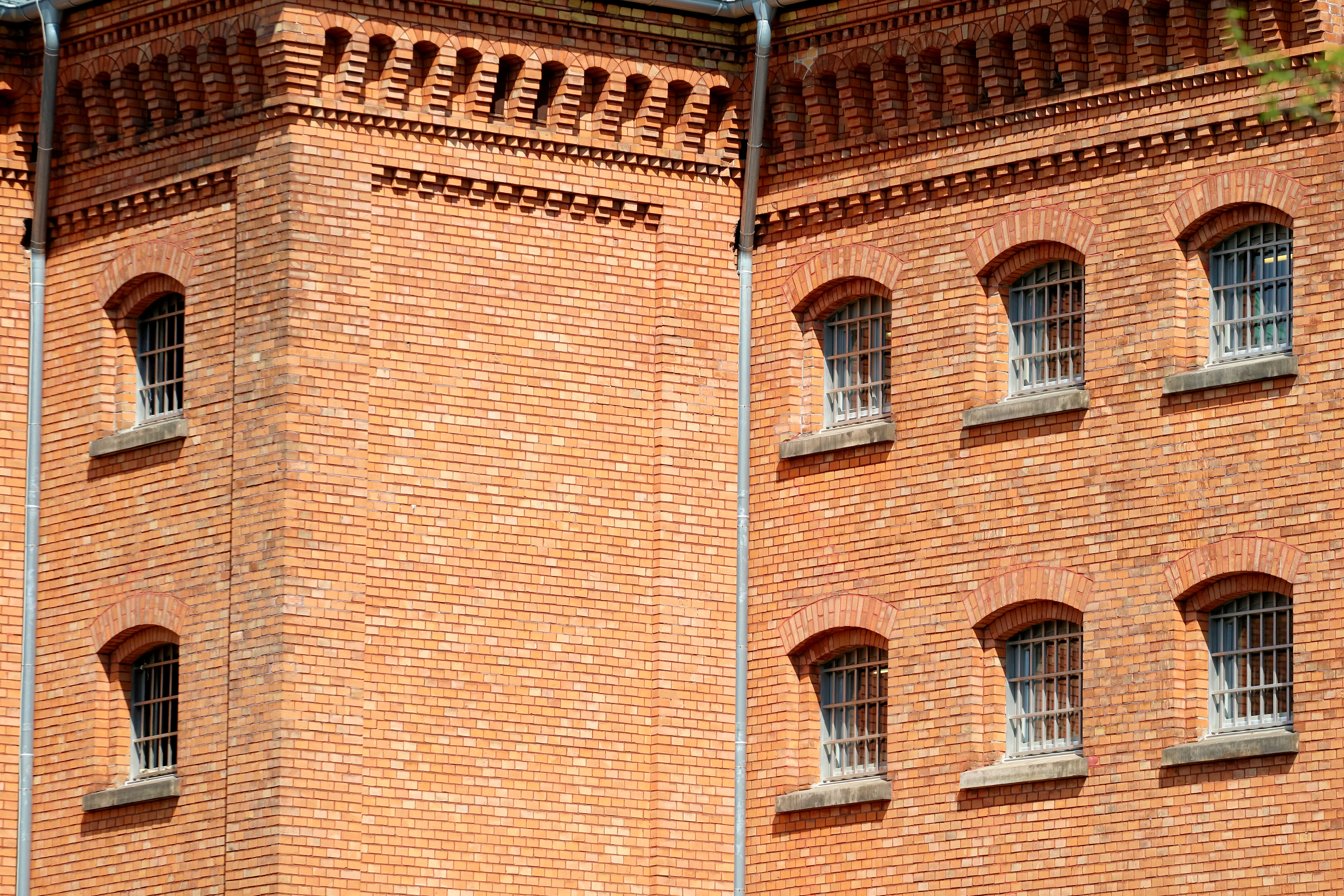 Gefängnis mit Gitterfenstern