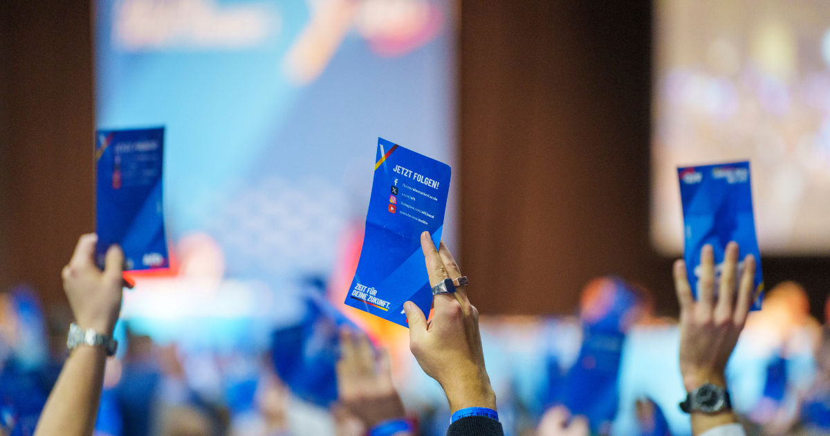 Stimmkarten beim Jugendkongress der AfD in Gießen im 2025